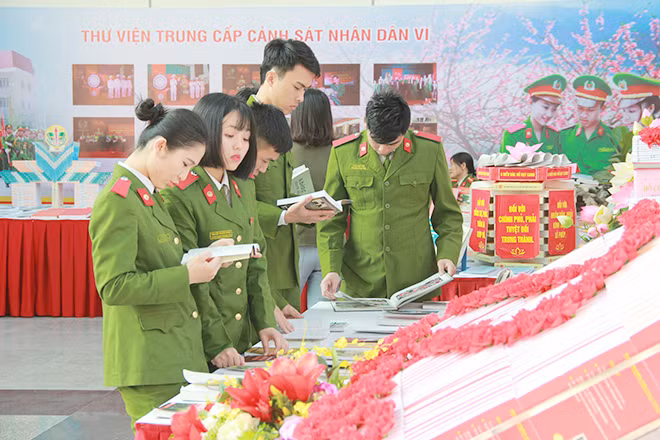 Học viên các trường CAND tham quan triển lãm.
