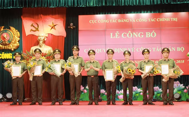 Thứ trưởng Nguyễn Văn Sơn trao quyết định cho các đồng chí giữ chức Phó cục trưởng Cục Công tác Đảng và Công tác chính trị. Thứ trưởng Nguyễn Văn Sơn trao quyết định cho các đồng chí giữ chức Phó cục trưởng Cục Công tác Đảng và Công tác chính trị.