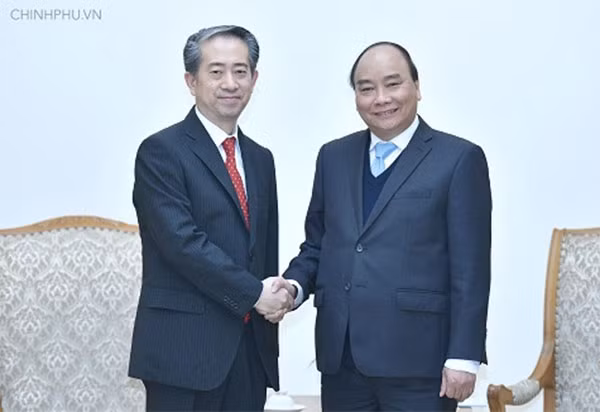 Thủ tướng Nguyễn Xuân Phúc tiếp Đại sứ Trung Quốc tại Việt Nam Hùng Ba - Ảnh: VGP/Quang Hiếu