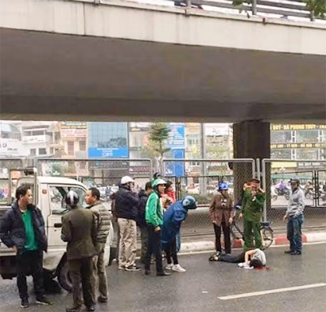 Nam thanh niên bất ngờ nhảy cầu.