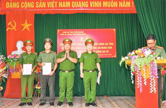 Các đồng chí Công an TP Tuyên Quang nhận quyết định công tác tại Công an xã.