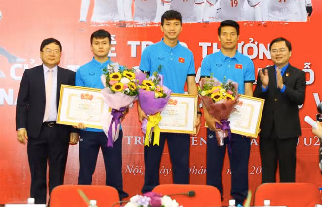 Bí thư Thường trực Trung ương Đoàn TNCS Hồ Chí Minh Nguyễn Anh Tuấn trao tặng Bằng khen cho các cầu thủ U23 Việt Nam.