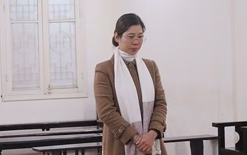 Bị cáo Nguyễn Thị Lan Anh 3 năm tù nhưng cho hưởng án treo về tội buôn bán hàng giả.