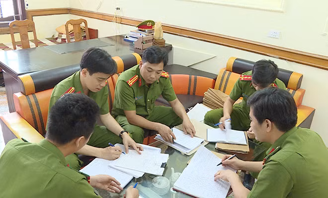 Trung tá Đoàn Văn Tiến nghiên cứu hồ sơ điều tra vụ án.