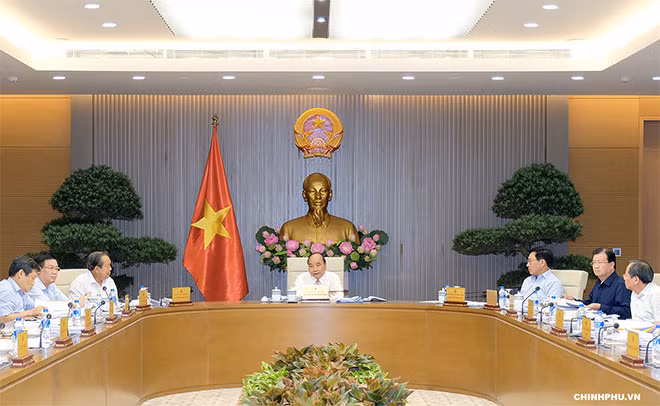 Thủ tướng Nguyễn Xuân Phúc chủ trì cuộc họp Thường trực Chính phủ. Ảnh: VGP/Quang Hiếu