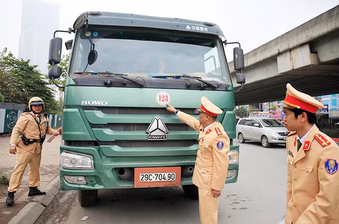 Lực lượng CSGT xử lý xe quá tải trên đường phố Hà Nội.
