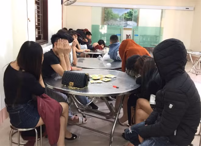 18 thanh niên tại 3 phòng hát của quán karaoke Hoàng Gia dương tính với ma túy.