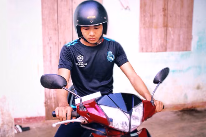 Em Nguyễn Văn Sỹ bên chiếc xe máy được gắn thiết bị đo nồng độ cồn.