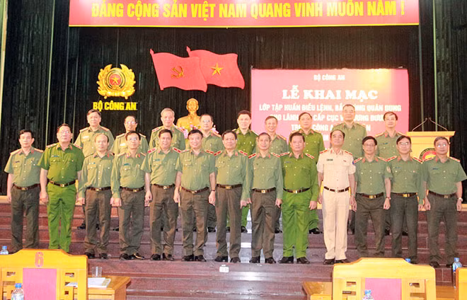 Các đại biểu dự buổi lễ và học viên lớp học.