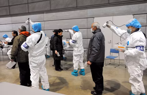 Kiểm tra nồng độ phóng xạ cư dân sống trong vùng gần nhà máy Fukushima.