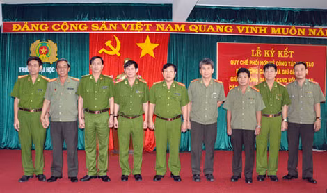 Các đại biểu tại lễ ký kết .
