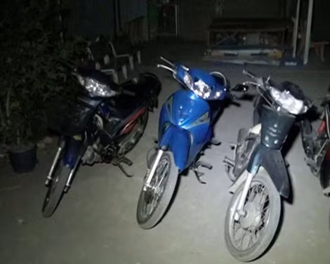Các đối tượng lắc tài xỉu, cùng tang vật.