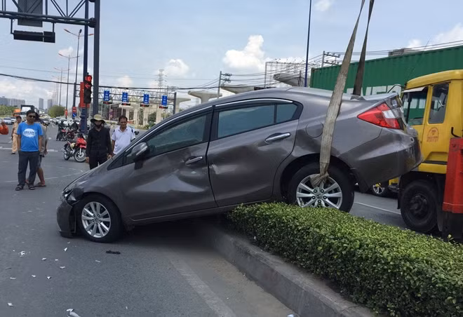 Chiếc xe gặp nạn được đưa ra khỏi hiện trường.