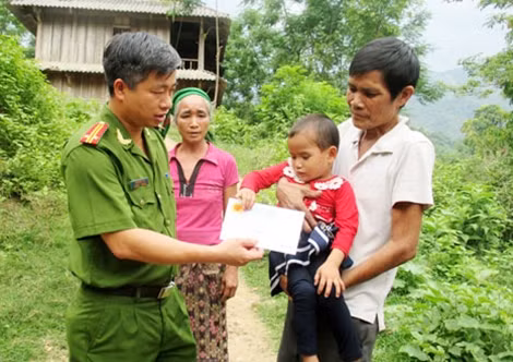 Trung tá Trần Phúc Tú, Trưởng Công an huyện Tương Dương trao quà hỗ trợ gia đình cháu bé.