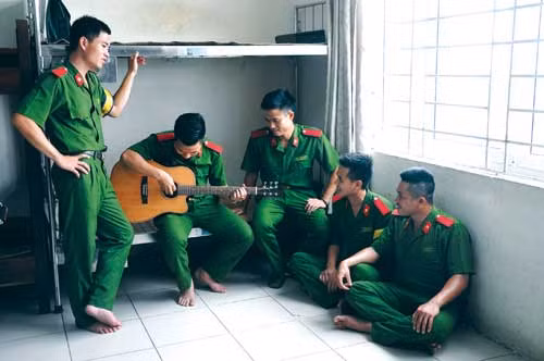 Tiếng đàn vang lên quên hết mệt nhọc.
