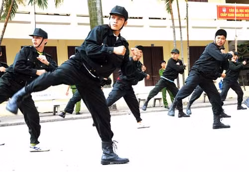 Các chiến sĩ được huấn luyện để vượt qua những tình huống nguy hiểm.