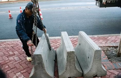 Dỡ dải phân cách trên đường dẫn lên cầu Nhật Tân. Ảnh: TP.