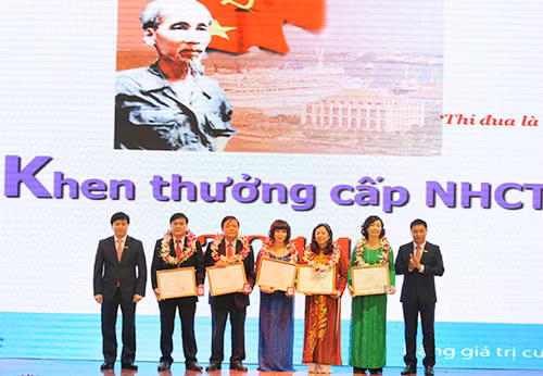 Chủ tịch HĐQT Nguyễn Văn Thắng và Tổng Giám đốc Lê Đức Thọ khen thưởng các cá nhân xuất sắc.