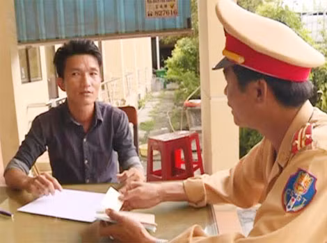 Tài xế Nguyễn Quốc Việt tại phòng CSGT Công an tỉnh Quảng Ngãi.