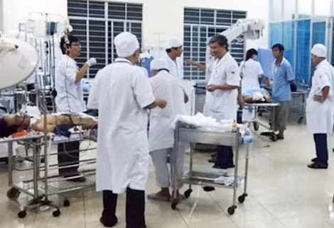 Các bác sĩ Bệnh viện đa khoa Cam Ranh cấp cứu nạn nhân.