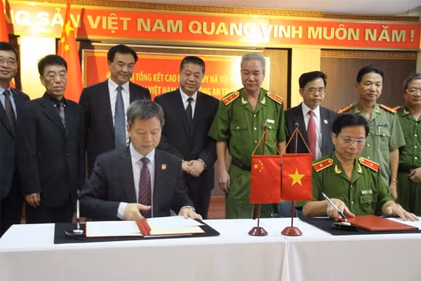 Trung tướng Nguyễn Huy Đức, Phó Tổng cục trưởng Tổng cục Cảnh sát (đứng thứ 4 từ phải sang) và các đại biểu chứng kiến Lễ ký biên bản Hội nghị tổng kết cao điểm truy nã tội phạm.