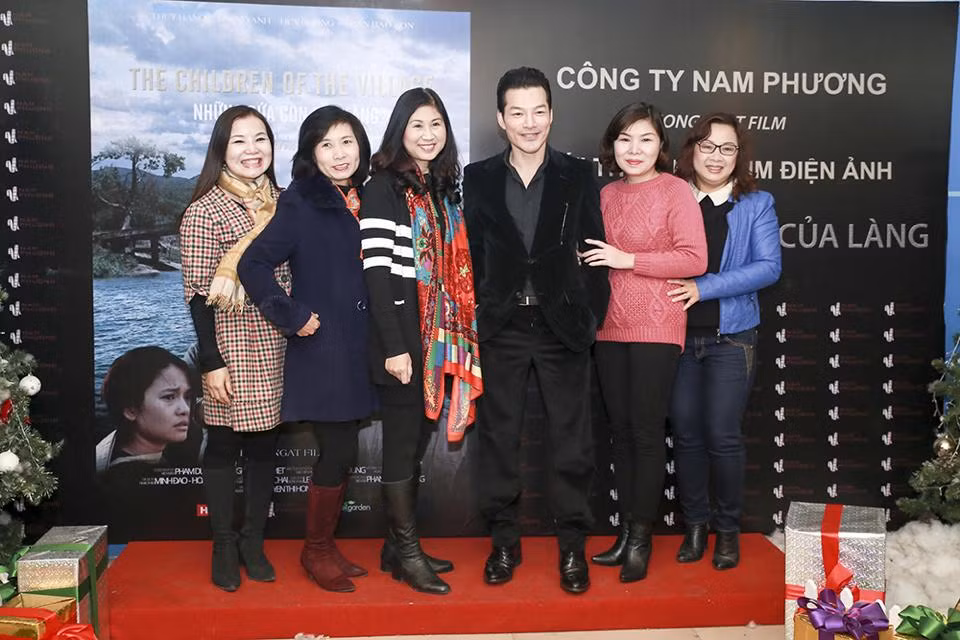 Năm 2014 là năm “bội thu” của Trần Bảo Sơn khi anh có mặt trong rất nhiều dự án điện ảnh nghiêm túc. Bộ phim “Đập cánh giữa không trung” do anh thủ vai chính cũng sẽ được công chiếu vào ngày 21/1. “Năm 2015 chắc chắn sẽ là một năm bận rộn, vì tôi sẽ mở rộng kinh doanh tại Việt Nam đồng thời tham gia sản xuất phim. Mọi thứ đang cần được cố gắng để đến đích đúng thời hạn”.