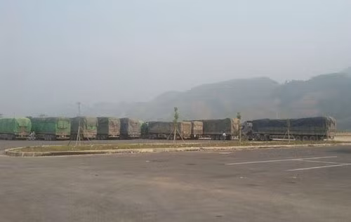 Xe tải đỗ ven đường cao tốc Nội Bài - Lào Cai.