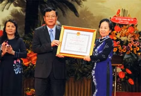 Phó Chủ tịch nước Nguyễn Thị Doan trao Huân chương Độc lập hạng Nhất tặng Bộ GD&ĐT.