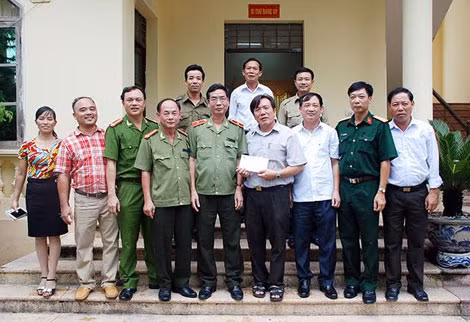 Đoàn công tác trao quà cho thân nhân liệt sĩ Trần Đăng Vĩ.