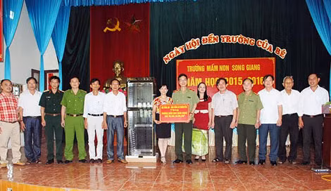 Thiếu tướng, TS Phạm Văn Miên, Tổng biên tập Báo CAND và đoàn công tác cùng lãnh đạo UBND huyện Gia Bình, UBND xã Song Giang trao chăn ấm và máy sấy bát trị giá 40 triệu đồng tặng Trường mầm non Song Giang.