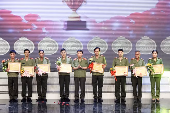 Trung tướng Trần Bá Thiều, Tổng cục trưởng Tổng cục Chính trị CAND trao huy chương vàng cho các đoàn đoạt giải thể loại "Chương trình chuyên mục."