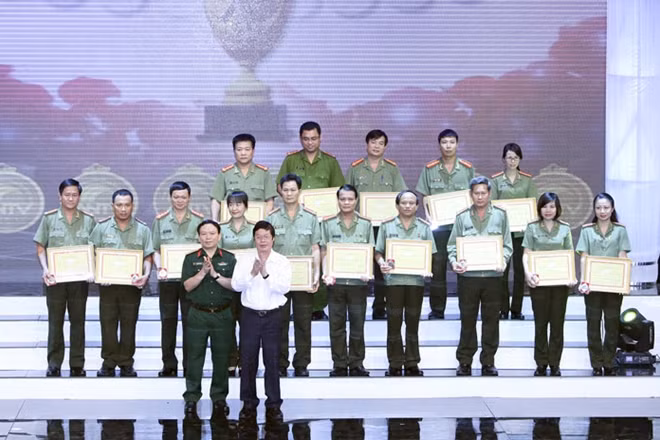Trao giải Bạc cho các đoàn đoạt giải.