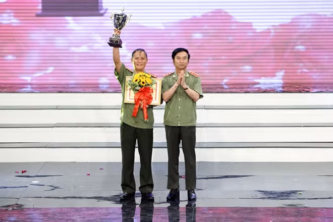 Thứ trưởng Thường trực Đặng Văn Hiếu trao cúp vàng Giải nhất toàn đoàn