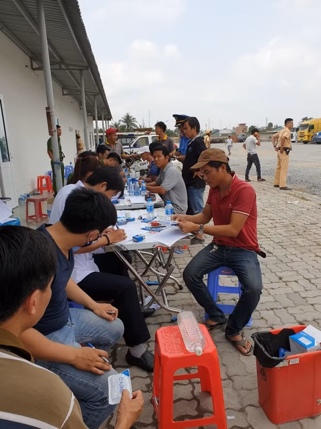 Lực lượng chức năng kiểm tra, lập biên bản các tài xế vi phạm giao thông, có nồng độ cồn và dương tính với chất kích thích