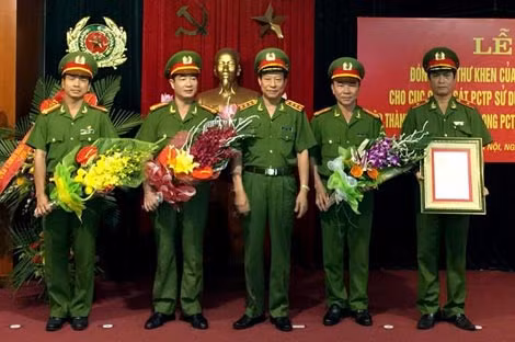 Trung tá Lê Xuân Minh (ngoài cùng bên trái) nhận thư khen của Chủ tịch nước.
