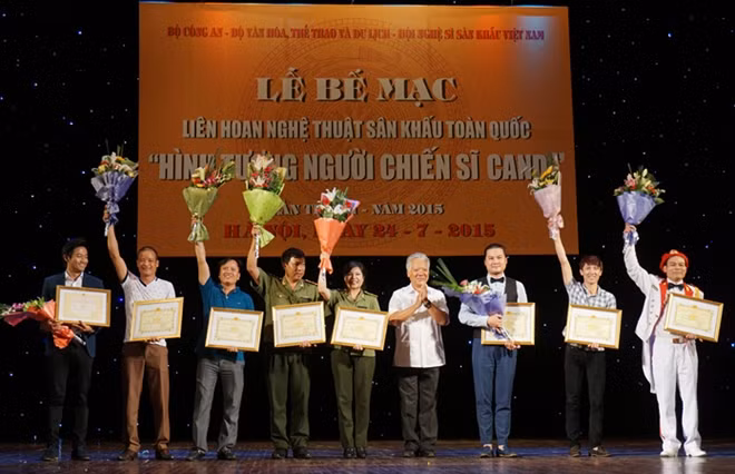 NSƯT Lê Chức, Phó Chủ tịch Hội Nghệ sĩ Sân khấu Việt Nam lên trao Bằng khen tặng các nghệ sĩ có vai diễn hay nhất về hình tượng người chiến sĩ CAND; đại diện Dàn nhạc Nhà hát Chèo Quân đội và đại diện Vũ đoàn của Nhà hát Tuổi trẻ.