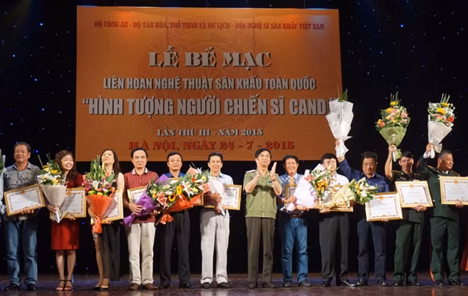 Thượng tướng Đặng Văn Hiếu, Ủy viên Trung ương Đảng, Thứ trưởng Thường trực Bộ Công an trao Bằng khen của Bộ Công an tặng các đoàn tham gia liên hoan.