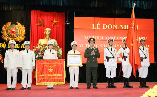 Đại tướng Trần Đại Quang trao Danh hiệu Anh hùng lực lượng vũ trang nhân dân tặng Cục Cơ yếu.