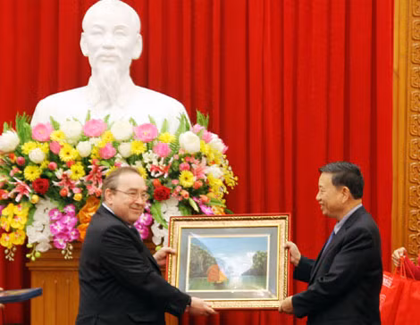 Thứ trưởng Tô Lâm tặng quà lưu niệm Phó Giám đốc Thứ nhất Cơ quan Cảnh vệ Liên bang Nga Belyakov Aleksandr Nikolarvich.