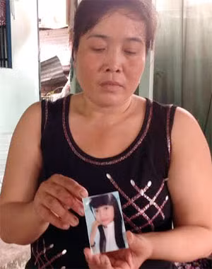 Bà Trịnh Thị Bé Hai và di ảnh của em Ái.