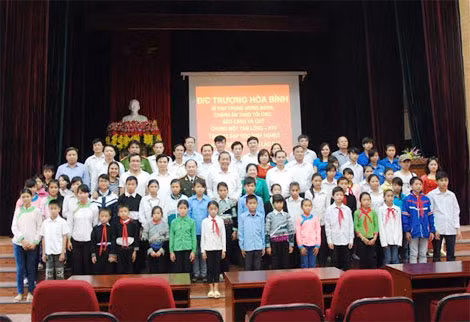 Đ/c Trương Hòa Bình, đại diện lãnh đạo Báo CAND, lãnh đạo TAND tỉnh Lào Cai, lãnh đạo huyện Bát Xát và các cháu học sinh được nhận xe đạp.
