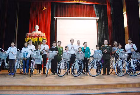 Đ/c Trương Hòa Bình Bí thư Trung ương Đảng, Chánh án TAND Tối cao; đại diện lãnh đạo Báo CAND; đại diện Quỹ Chung một tấm lòng – HTV và chính quyền huyện Bát Xát tặng xe đạp các cháu học sinh nghèo vượt khó.