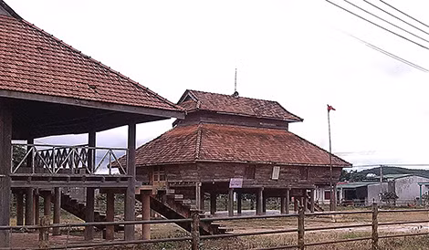 Một góc làng Đắk Mế.