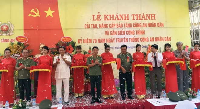Các đại biểu cắt băng khánh thành cải tạo, nâng cấp Bảo tàng CAND và gắn biển công trình.