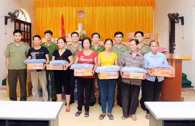 Đoàn công tác thăm và tặng quà bà con nhân dân xã Gia Luận.