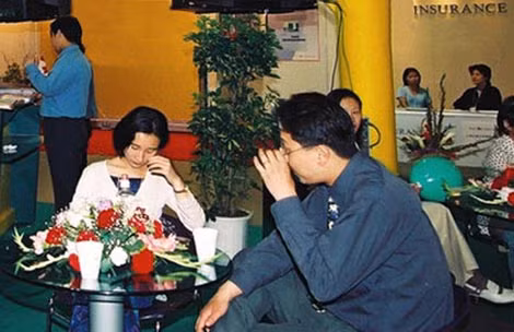Một nữ tư vấn viên đang thuyết phục khách hàng mua bảo hiểm.