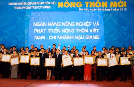Phó Thủ tướng Vũ Văn Ninh và đồng chí Cao Đức Phát, Bộ trưởng Bộ NN&PTNT trao Bằng khen của Thủ tướng tặng các doanh nghiệp, doanh nhân có thành tích xuất sắc.