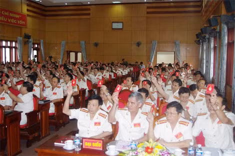 Biểu quyết thông qua Nghị quyết Đại hội.