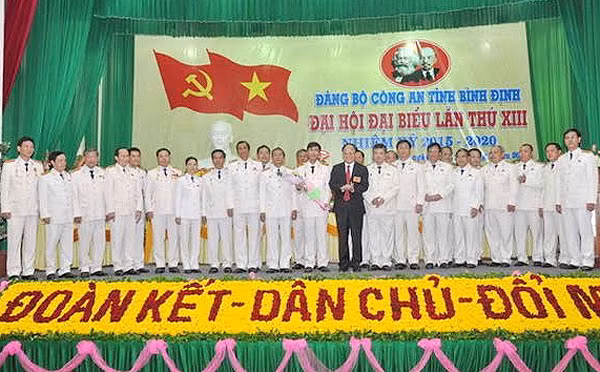 Ban chấp hành Đảng bộ Công an Bình Định khóa XIII nhiệm kỳ 2015-2020 chụp ảnh lưu niệm với Bi thư Tỉnh ủy Nguyễn Văn Thiện. Ban chấp hành Đảng bộ Công an Bình Định khóa XIII nhiệm kỳ 2015-2020 chụp ảnh lưu niệm với Bi thư Tỉnh ủy Nguyễn Văn Thiện.