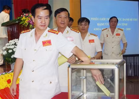 Các đại biểu bầu BCH Đảng bộ Công an tỉnh khóa XIII (2015 - 2020).